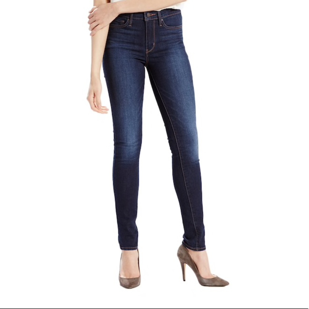Darkwash Levi’s skinny jeans